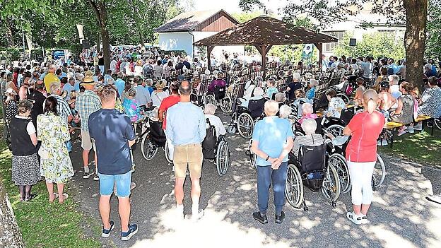 Unter den B&auml;umen des Schlossparks feierte man den Familiengottesdienst.