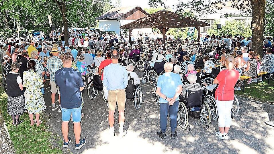 Unter den Bäumen des Schlossparks feierte man den Familiengottesdienst. Unter den Bäumen des Schlossparks feierte man den Familiengottesdienst.