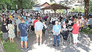 Unter den Bäumen des Schlossparks feierte man den Familiengottesdienst. Unter den Bäumen des Schlossparks feierte man den Familiengottesdienst.