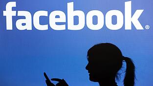 Auf Facebook von morgen sollen die Nutzer alles Praktisches gleich auf einen Schlag erledigen können: Mit Freunden quatschen, shoppen und bezahlen. Auf Facebook von morgen sollen die Nutzer alles Praktisches gleich auf einen Schlag erledigen können: Mit Freunden quatschen, shoppen und bezahlen.