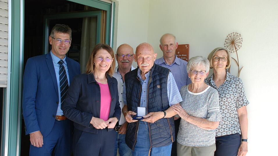 Heinrich Piermeier (Mitte) hat die Verdienstmedaille der Stadt Bogen erhalten. Es &uuml;berreichte sie B&uuml;rgermeisterin Andrea Probst (Zweite von links), im Beisein von (von links) 2. B&uuml;rgermeister Josef Fisch, Werner L&auml;nger und Anton Dorfner (beide Jagdgenossenschaft Bogenberg-Bogen), Piermeiers Frau Marianne sowie seiner Tochter Claudia Seidel.