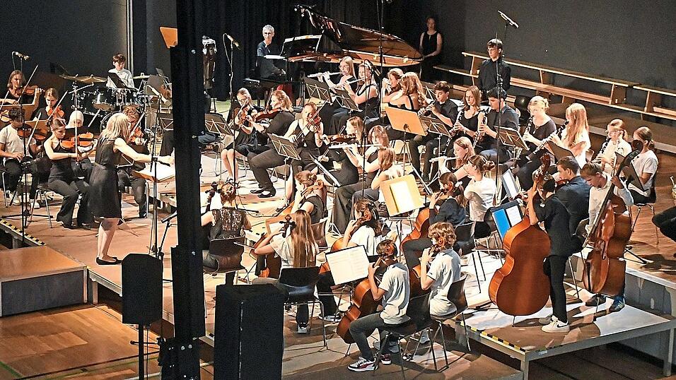 Den &bdquo;Hochzeitsmarsch&ldquo; von Felix Mendelssohn-Bartholdy spielte das Nachwuchs-Orchester mit dem gro&szlig;en MMG-Schulorchester.