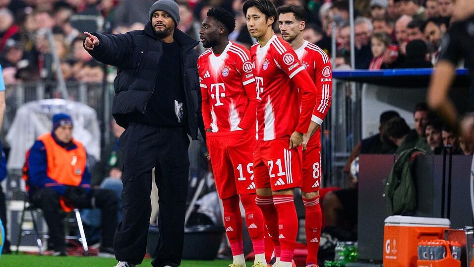 Der große Moment: Vincent Kompany (l) wechselt Alphonso Davies (2.vl) ein. Der große Moment: Vincent Kompany (l) wechselt Alphonso Davies (2.vl) ein.