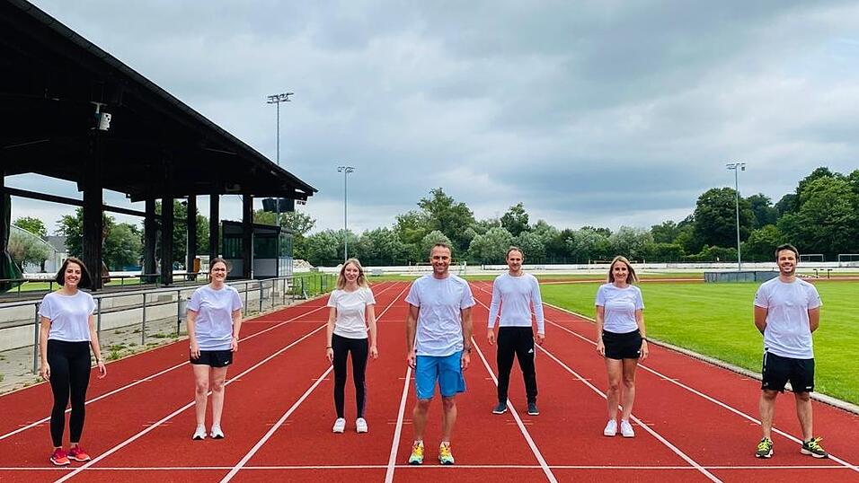 Unterstützen die Laufaktion 'Alleine zusammen': Die Stadtverwaltung mit dem sportlichen Chef in der Mitte. Unterstützen die Laufaktion 'Alleine zusammen': Die Stadtverwaltung mit dem sportlichen Chef in der Mitte.