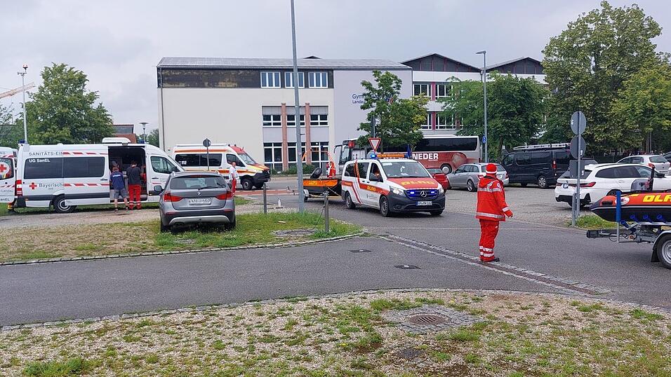 Die Wasserrettungszüge aus NRW kommen in Landau an. Gegenüber befindet sich das Gymnasium, wo die 285 Helfer übernachten. Die Wasserrettungszüge aus NRW kommen in Landau an. Gegenüber befindet sich das Gymnasium, wo die 285 Helfer übernachten.
