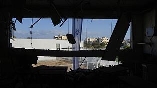 Ein besch&auml;digtes Schulgeb&auml;ude ist zu sehen, nachdem es bei einem iranischen Raketenangriff in Gedera, Israel, getroffen wurde.