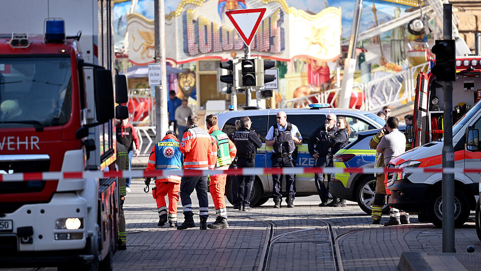  Einsatzkräfte der Polizei und des Rettungsdienstes stehen bei einem Großeinsatz in der Innenstadt. Nach einem Vorfall mit einem Auto in der Mannheimer Innenstadt mit mindestens einem Toten und mehreren Verletzten ist der mutmaßliche Fahrer nach Polizeiangaben festgenommen worden. Nach Polizeiangaben war ein Fahrzeug in eine Menschenmenge gefahren. 