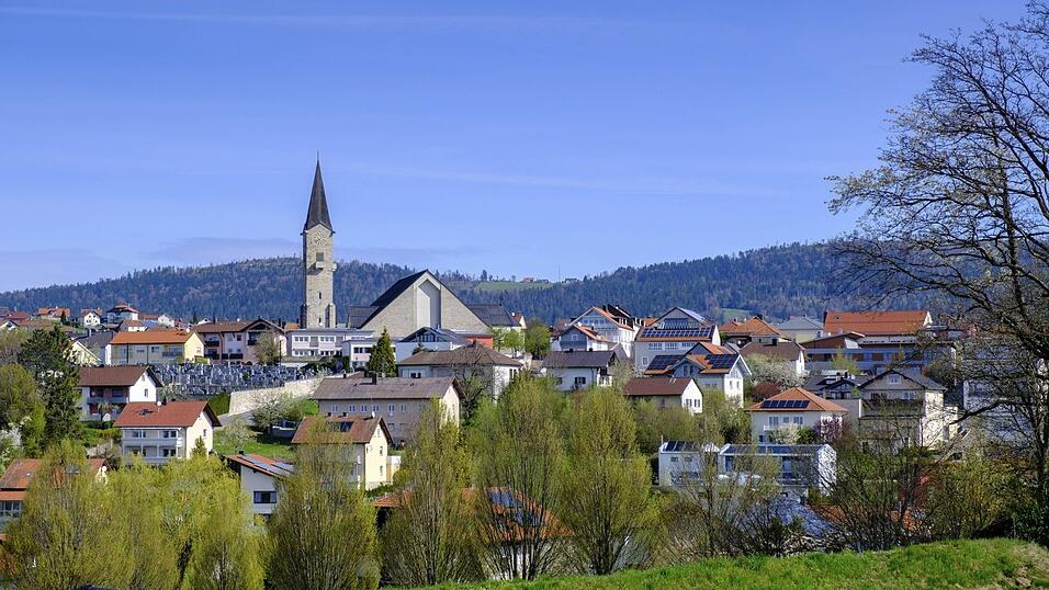 In der Gemeinde des Pfarrers in Hauzenberg sorgt der Umgang des Bistums mit der Angelegenheit weiterhin für Entrüstung.