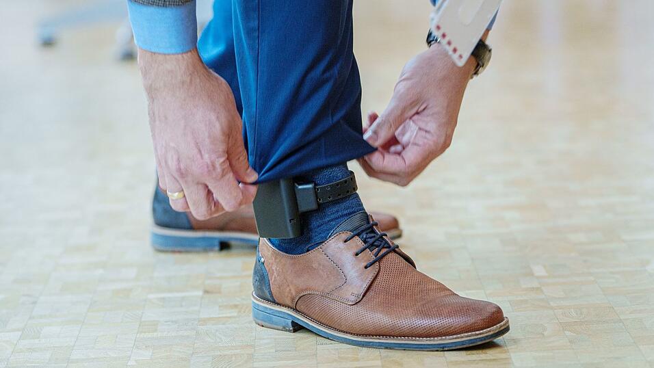 Die elektronische Fußfessel soll bei gewalttätigen Ex-Partnern oder Angehörigen ein Signal senden, wenn sich der Täter - bewusst oder unbewusst - dem Opfer nähert. (Symbolbild)