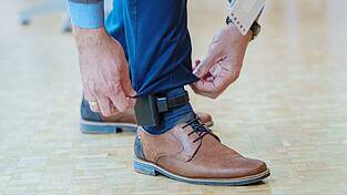 Die elektronische Fußfessel soll bei gewalttätigen Ex-Partnern oder Angehörigen ein Signal senden, wenn sich der Täter - bewusst oder unbewusst - dem Opfer nähert. (Symbolbild)