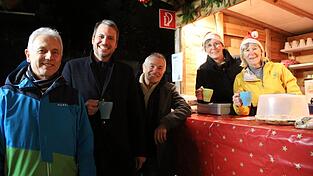 Stadtwerkeleiter Thomas Merkl (v.l.), Bürgermeister Matthias Kohlmayer, Ludwig Husty, Kulturreferentin Heike Aichner und Helga Pritzl am Glühweinstand. Stadtwerkeleiter Thomas Merkl (v.l.), Bürgermeister Matthias Kohlmayer, Ludwig Husty, Kulturreferentin Heike Aichner und Helga Pritzl am Glühweinstand.
