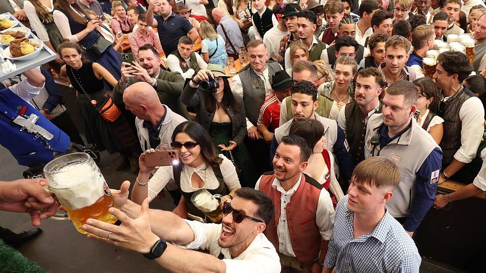 Das Warten hat ein Ende: Um 12 Uhr gibt es endlich Bier. Das Warten hat ein Ende: Um 12 Uhr gibt es endlich Bier.