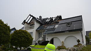 Die Bewohner bemerkten den Brand und riefen die Feuerwehr. Die Bewohner bemerkten den Brand und riefen die Feuerwehr.