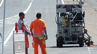 Einen 'heißen Job' hatten am Mittwoch die Arbeiter, die bei der Hitze noch die Fahrbahnmarkierungen aufbringen mussten. Einen 'heißen Job' hatten am Mittwoch die Arbeiter, die bei der Hitze noch die Fahrbahnmarkierungen aufbringen mussten.