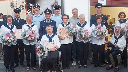 Mit Urkunden und Blumen werden die Mitglieder der Damenlöschgruppe ausgezeichnet.