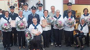 Mit Urkunden und Blumen werden die Mitglieder der Damenlöschgruppe ausgezeichnet.