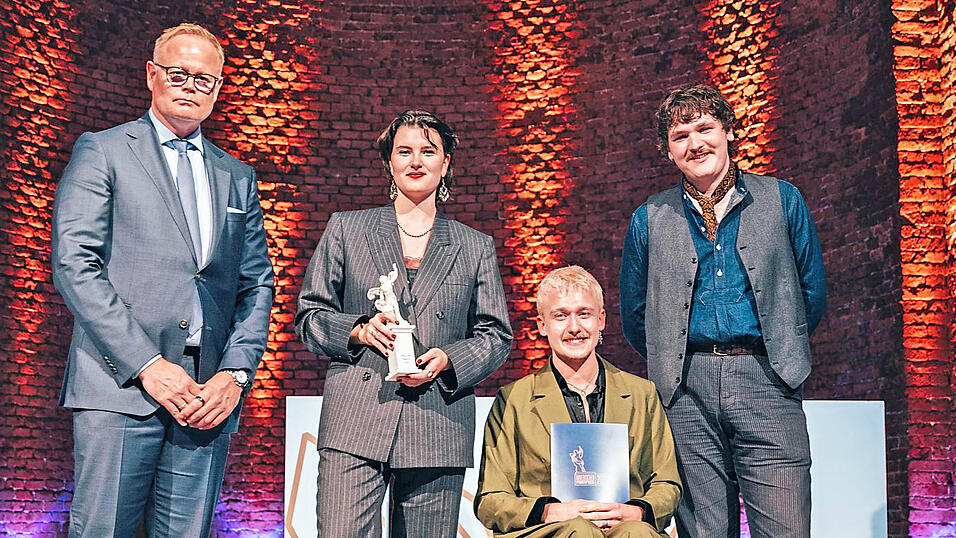Auszeichnung für Podcast (v. l.): Der Vorsitzende des Bundesverbands Digitalpublisher und Zeitungsverleger, Matthias Ditzen-Blanke, mit den Preisträgern Laura Mies, Matthias Keck und Quirin Ebnet Auszeichnung für Podcast (v. l.): Der Vorsitzende des Bundesverbands Digitalpublisher und Zeitungsverleger, Matthias Ditzen-Blanke, mit den Preisträgern Laura Mies, Matthias Keck und Quirin Ebnet