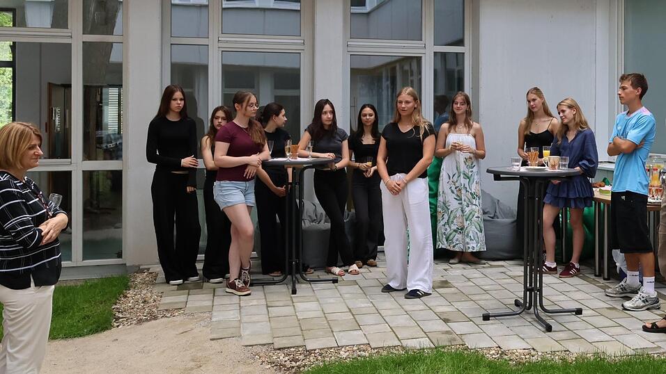 Das P-Seminar präsentierte bei der feierlichen Einweihung der BSG-Innenhoflounge den geladenen Gästen, was es alles geschafft hatte. Das P-Seminar präsentierte bei der feierlichen Einweihung der BSG-Innenhoflounge den geladenen Gästen, was es alles geschafft hatte.