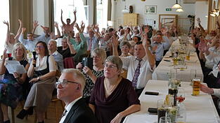 Beste Stimmung und gute Laune gab es beim 110-jährigen Jubiläum des Gehörlosen-Ortsverbandes Landshut. Den Applaus gab es bei der Ernennung von Gottfried Paulus zum Ehrenvorsitzenden. Beste Stimmung und gute Laune gab es beim 110-jährigen Jubiläum des Gehörlosen-Ortsverbandes Landshut. Den Applaus gab es bei der Ernennung von Gottfried Paulus zum Ehrenvorsitzenden.
