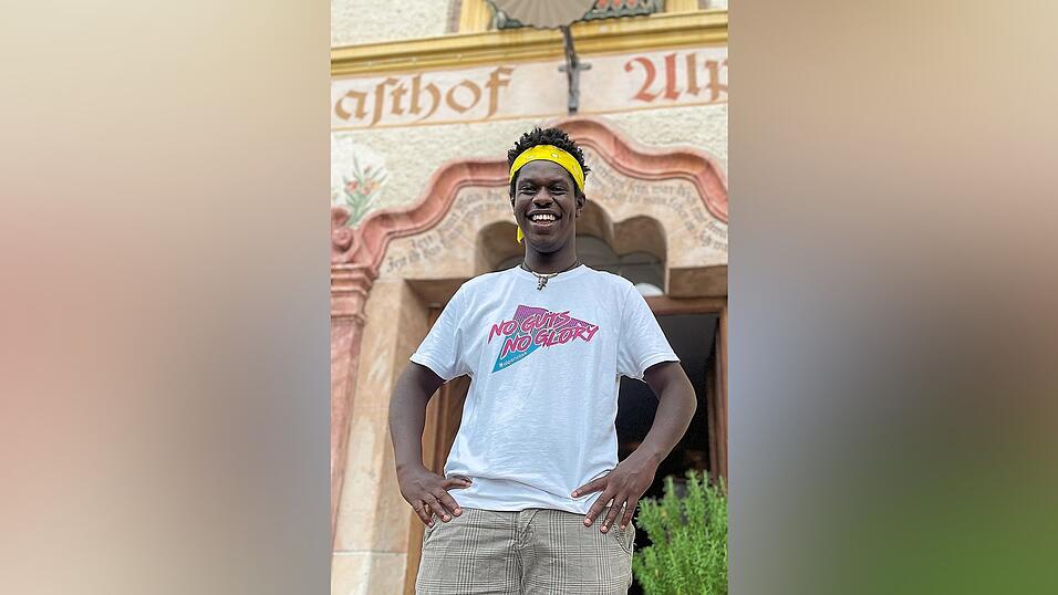 Noah Hansen vor dem Gasthof Alpenrose: Mittlerweile wird er dort von den G&auml;sten erkannt.