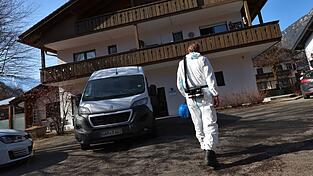 Mitarbeiter der Spurensicherung untersuchten den Tatort.