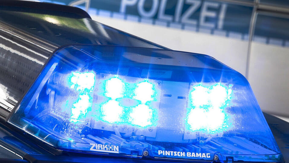 Polizisten fanden den Mann in einem Schrottauto. (Symbolbild) Polizisten fanden den Mann in einem Schrottauto. (Symbolbild)