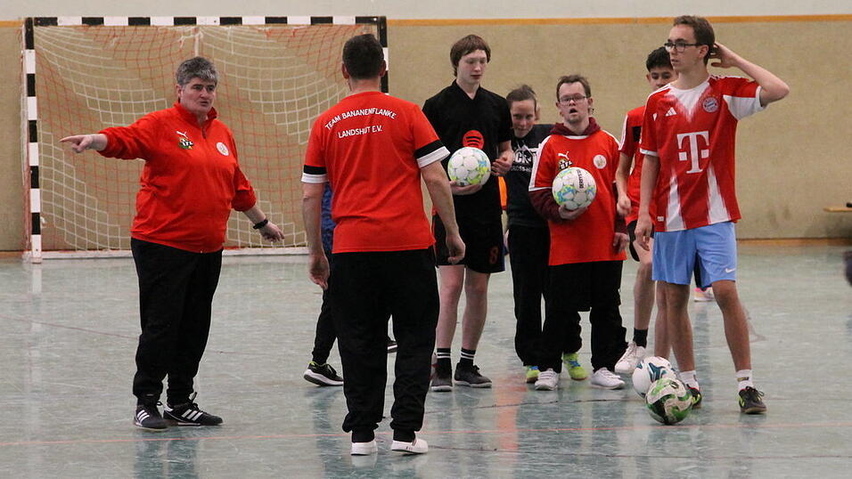 Alles im Blick: Die Spieler der Bananenflanke Landshut stehen im Kreis und bereiten sich auf die nächste Übung vor. Die langjährige Trainerin Elke Denk (links) gibt Kommandos, greift ein und unterstützt. Alles im Blick: Die Spieler der Bananenflanke Landshut stehen im Kreis und bereiten sich auf die nächste Übung vor. Die langjährige Trainerin Elke Denk (links) gibt Kommandos, greift ein und unterstützt.