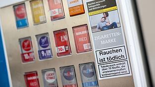 In Franken erbeuteten Unbekannte mit der Sprengung eines Zigarettenautomaten Geld und Ware im Wert von 1.500 Euro. (Symbolbild)