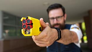 Taser statt Pistole? Die bayerische Polizei will das nun auch f&uuml;r den Einsatz auf Streife testen.
