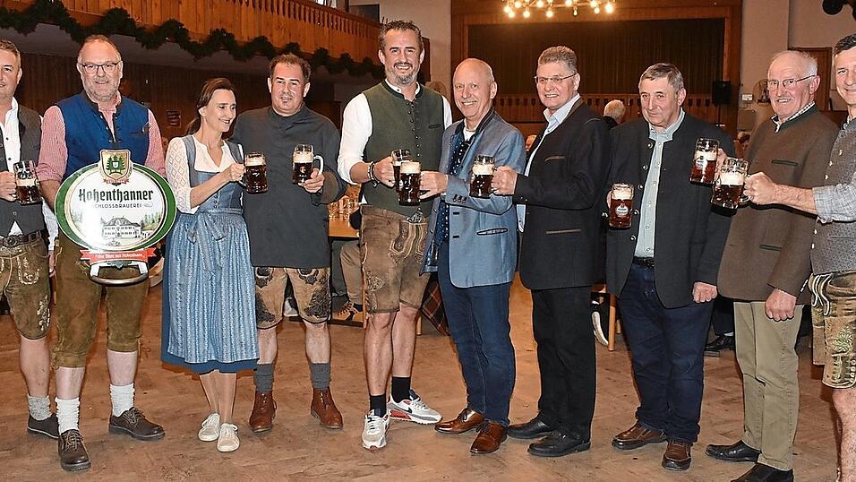 Gemeinsam stießen sie auf den Erfolg des Pfingstvolksfestes an: Willy Müller, Rolf Nachtmann, Petra und Christian Müller, Festwirt Anton Müller, Schirmherr Josef Reff, Josef Graf, Josef Attenberger und Andreas Strasser von der Brauereigenossenschaft und schließlich Christian Hummel von der Schlossbrauerei (von links).