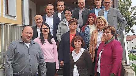 Die zehn ILE-Bürgermeister begrüßten zusammen mit ILE-Mitarbeiterin Gerlinde Fink und Alexander Lukas vom Amt für Ländliche Entwicklung Oberpfalz bei der ILE-Sitzung in Brennberg die beiden neuen Mitarbeiter.