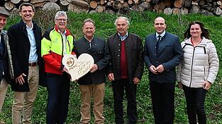 Für die österreichischen Gäste gab’s ein Geschenk: Gregor Grill, Axel Miske, Christian Haase, Rudolf Rosenstatter, Georg Huber, Florian Ossner und Claudia Köppl (von links). Für die österreichischen Gäste gab’s ein Geschenk: Gregor Grill, Axel Miske, Christian Haase, Rudolf Rosenstatter, Georg Huber, Florian Ossner und Claudia Köppl (von links).
