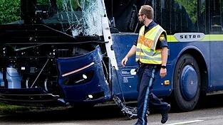 Der mit Grundsch&uuml;lern besetzte Reisebus war in einer Kurve gegen einen Linienbus gesto&szlig;en.