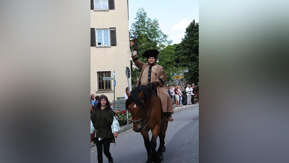 Die schönsten Augenblicke des historischen Drachenstich-Festzuges 2016. Die schönsten Augenblicke des historischen Drachenstich-Festzuges 2016.