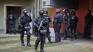 Am Dienstag haben schwerstbewaffnete Spezialkräfte der Polizei insgesamt 20 Wohnungen im Raum Berlin durchsucht, ganze Straßenzüge wurden dafür abgesperrt. Am Dienstag haben schwerstbewaffnete Spezialkräfte der Polizei insgesamt 20 Wohnungen im Raum Berlin durchsucht, ganze Straßenzüge wurden dafür abgesperrt.