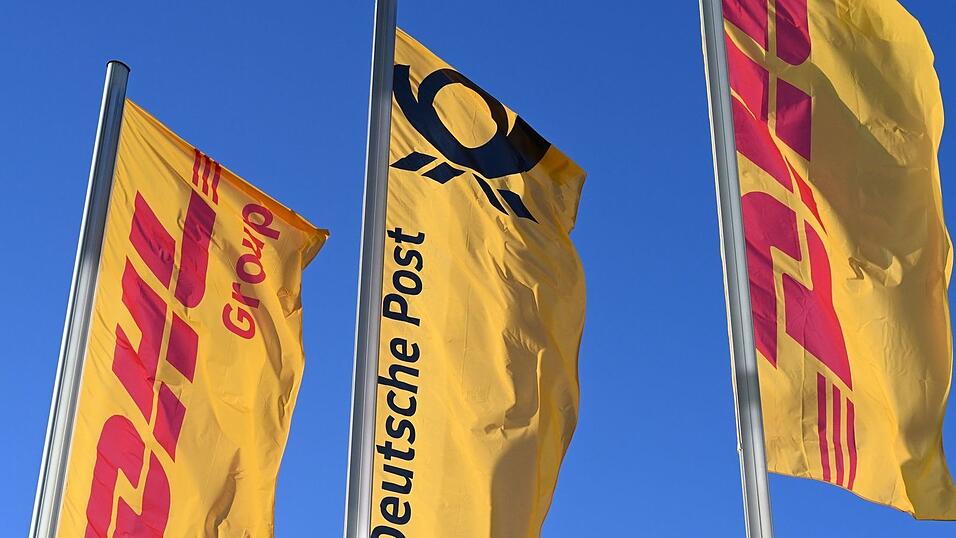 Fahnen des DHL-Konzerns mit seiner Briefsparte Deutsche Post - das Unternehmen hält den Beschwerdeanteil bei seinen Sendungen für sehr gering. (Archivbild)