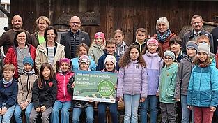 Familie L&ouml;ffler empfing Ehreng&auml;ste und die &bdquo;Drittkl&auml;ssler&ldquo; der Grundschule Bayerbach zur Auftaktveranstaltung der Aktivwochen im Programm Erlebnis Bauernhof.