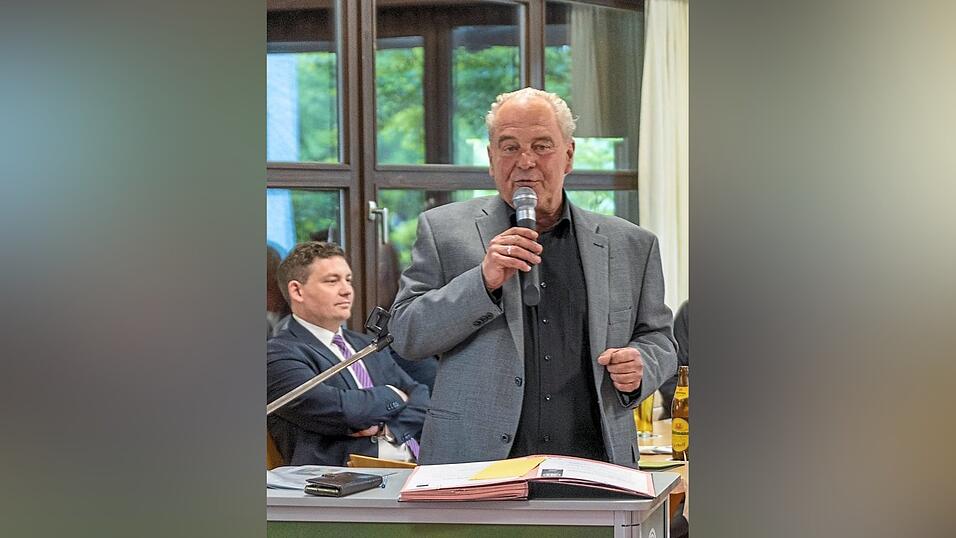 Vorstandsvorsitzender Manfred Maier lobte die erste Mannschaft für den Aufstieg in die Bayernliga. Oberbürgermeister Thomas Haslinger (hinten links) verlässt den Vorstand der „Spiele“. Vorstandsvorsitzender Manfred Maier lobte die erste Mannschaft für den Aufstieg in die Bayernliga. Oberbürgermeister Thomas Haslinger (hinten links) verlässt den Vorstand der „Spiele“.
