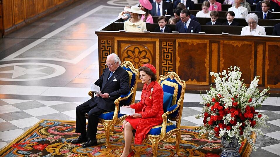 Königin Silva (rechts) ganz in Rot beim Gottesdienst zur Goldhochzeit des Königspaares. Königin Silva (rechts) ganz in Rot beim Gottesdienst zur Goldhochzeit des Königspaares.
