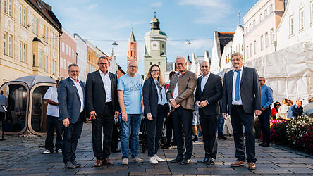 Dass das Silicon-Vilstal-Festival eine wichtige Rolle spielt, um Innovation auf den ländlichen Bereich zu holen, betonte Bundesminister Alois Rainer (3.v.r) bei seinem Besuch vor Ort. Dass das Silicon-Vilstal-Festival eine wichtige Rolle spielt, um Innovation auf den ländlichen Bereich zu holen, betonte Bundesminister Alois Rainer (3.v.r) bei seinem Besuch vor Ort.
