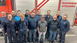 Die Ittlinger Feuerwehrmänner mit Zimmerer Matthias Stern (vorne 3.v.r.), der sich für den lebensrettenden Einsatz mit seinem Chef Michael Dresely (vorne 2.v.r.) bedankte, vor allem bei Florian Kiermeier (hinten rechts).