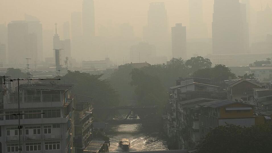 Bangkoks Skyline liegt häufig unter einer giftigen Smog-Wolke.