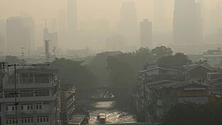 Bangkoks Skyline liegt häufig unter einer giftigen Smog-Wolke.