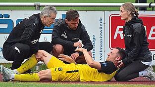 Liegt ein Vilzinger Spieler verletzt auf dem Feld, kommt das Physio-Team zum Einsatz. Um den am Boden liegenden Markus Ziereis k&uuml;mmern sich Ed van der Weerd, Tobias Dezelak und Franziska Daxl (v.l.).