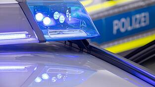 Die Polizei kl&auml;rt noch, weshalb sich der Lastwagen &uuml;berschlagen hat. (Symbolfoto)