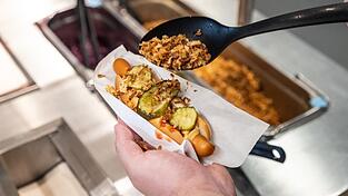 Kunden k&ouml;nnen sich bei Ikea ihren eigenen Hotdog kreieren.