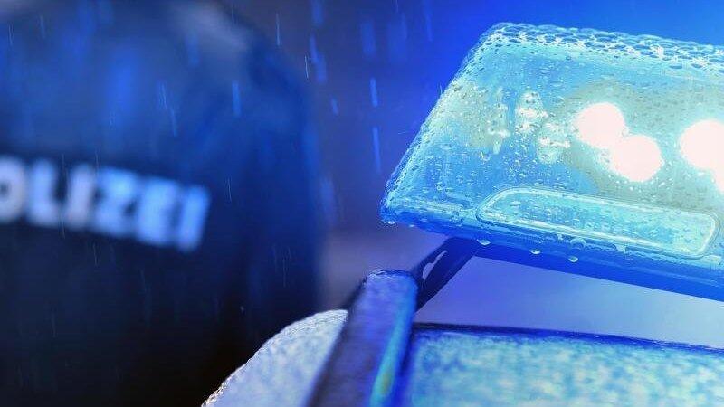 Die Kripo Landshut sucht nach einem Mann, der am Montagabend eine Frau in Dingolfing sexuell missbraucht haben soll (Symbolbild). Die Kripo Landshut sucht nach einem Mann, der am Montagabend eine Frau in Dingolfing sexuell missbraucht haben soll (Symbolbild).