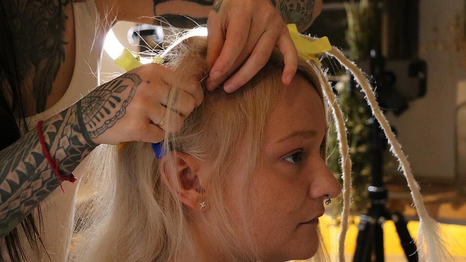 Nach dem Verfilzen zieht Julia mit einer speziellen Nadel die &auml;u&szlig;eren Haare der Dread-Str&auml;hne nach innen.