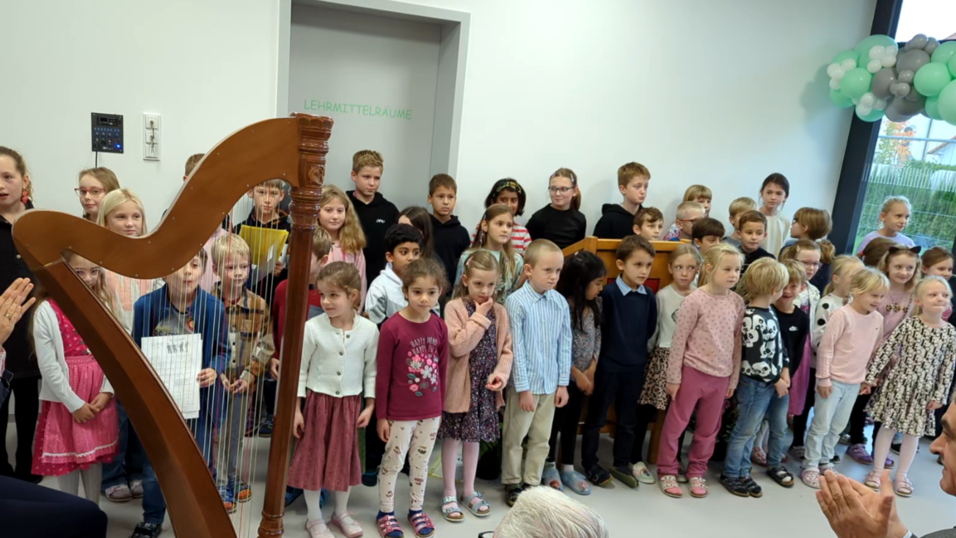 Die Erst- und Viertkl&auml;ssler sangen 'Heut' ist ein ganz besond'rer Tag', was nicht nur f&uuml;r sie selbst und ihre Lehrer galt.