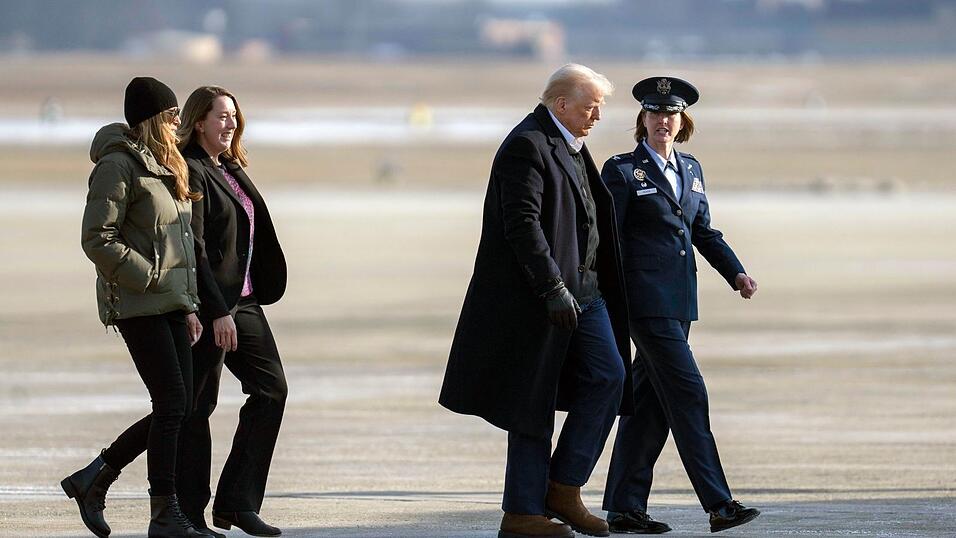 US-Präsident Trump ist mit seiner Ehefrau Melania Trump nach North Carolina gereist. US-Präsident Trump ist mit seiner Ehefrau Melania Trump nach North Carolina gereist.